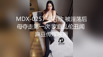 小哥好體力,把嬌小玲瓏小師妹抱起來幹,妹子抱緊小哥,下體瘋狂抽送,浪叫不斷