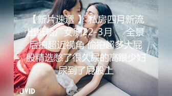  萌萌哒的小美女榨汁夏，跪在地上吃男友的鸡巴，小嘴巴吸进吸出，真得劲！