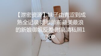 可爱女孩选了一个风景不错的海滩，藏在海石后面 四周看看没人，裸体尿尿，两个奶子和淫穴还很粉呢！