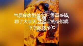 帅小伙约操娇小身材骚美女，迫不及待解开内衣