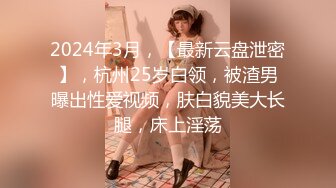 商场女厕偷窥牛仔裤美女的大肥B半蹲着尿不敢坐