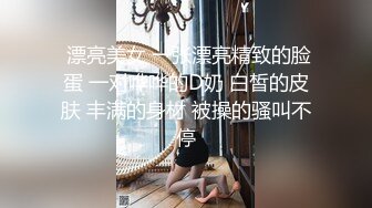 清纯美少女【咀迷人】，小巧玲珑的身材，粉嫩精致的逼逼，奶子也很有型，最佳1.55女友 ，自慰扣阴唇揉奶呻吟诱惑！