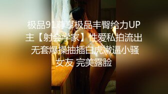 丈夫把老婆裤子脱了让她车上3p和陌生男人