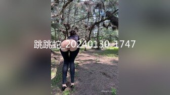 大一女生军训迟到被教官单独留下训练,最后强迫女生和自己车震,女生一脸不情愿