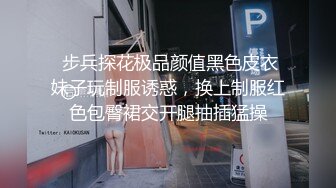 女工宿舍简易冲凉房洞中超近距离偷窥❤️两个少妇洗澡看着阴毛真想伸手摸逼