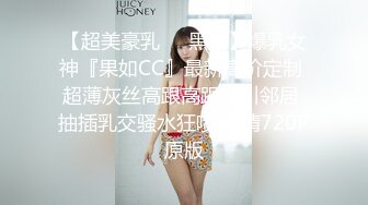 完美身材大奶女友，大软沙发啪啪，女上位，插的很深