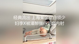 短发美女一边玩手机一边尿尿 大黑B被我尽收眼底