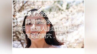 长卷发轻熟女红色睡衣性感红色丝袜丰满翘臀，撅起屁股特写私处，水很多骚的很扣穴