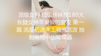 开房操骚女技师，舔背毒龙转，服务周到，翘起大白肥臀，骑乘位扭腰深插