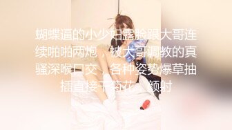 漂亮美女3P 衣服脱了 一个一个来 绿帽男友让工友排队在卫生间尝鲜女友的小骚逼 撅着屁屁操