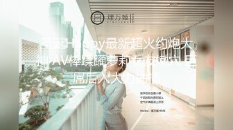 双胞胎姐妹相约婚纱店试婚纱