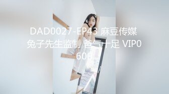 黑人老外享受黑丝外围女，扒光衣服享受骚逼的口交，草逼很猛后入抽插直接干射