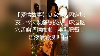 口罩男卧室中大战黑丝老婆，还找个单男前后夹击，这次操爽了