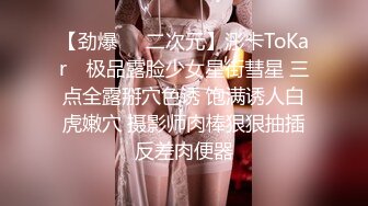 清纯嫩妹制服白丝露脸诱惑狼友，奶子比心听指挥跟狼友撩骚互动，撅着屁股给狼友看，掰开逼逼看特写精彩刺激