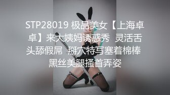 商场女厕全景偷拍红唇少妇尿尿一边尿一边聊天