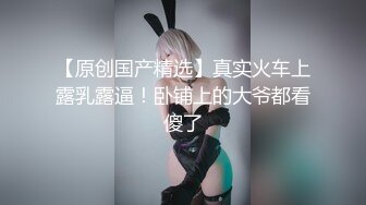 美女深夜吃棒棒糖