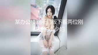 超市收款台抄底没穿内裤的少妇 这B毛太刺激了