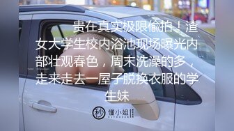 开车接表姐回家高速路上遇堵车,表姐要尿尿我在只好给她找个矿泉水瓶子