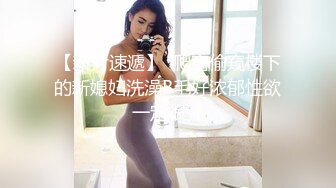 文静邻家妹妹，小情侣居家操逼，长屌插的很深，妹妹很喜欢，扶腰后入，狠狠猛干骚逼