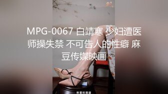  熟女阿姨偷情老外 又舔又亲 被无套输出 完事还送阿姨一条裙子 非常开心