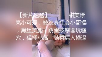 猜不透的女孩啊，一个人坐在在浴室，脱光光尽情摸爽奶子，掰阴蒂揉，表情十分复杂！