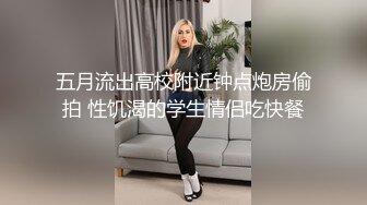 蜜桃允儿露脸给大哥口交大鸡巴，样子好骚性感火辣脱衣艳舞，揉奶玩逼看特写，让大哥压在身下无套抽插道具捅