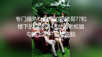 两大千金美女调教小母狗，一美皮鞭调教，一美假鸡巴套上狠肏小母狗，真尼玛骚！