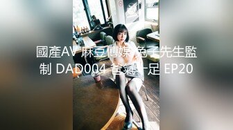 路边公厕全景偷拍两位出来散步的美女  非常漂亮的极品鲍鱼