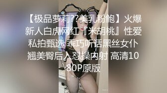 《居家摄像头破解》大叔一边抠着丝袜媳妇的骚B一边看电视⭐媳妇被他抠的受不了了直接打一炮