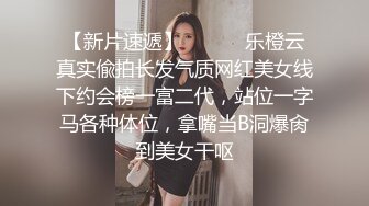 猥琐小伙偷拍漂亮小女友撒尿 少毛的极品